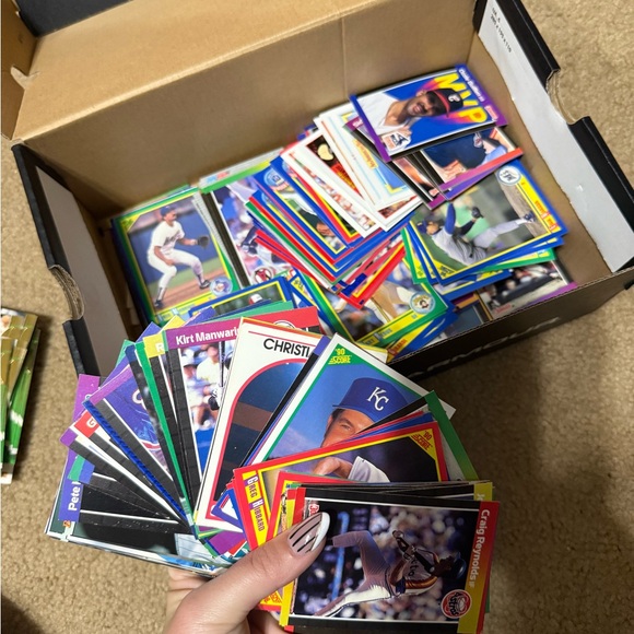 Assorted Baseball Trading Cards Collection - Picture 4 of 4